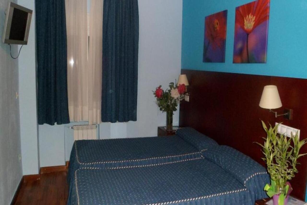 Auto Check In Hotel Las Nieves Jaca Buitenkant foto