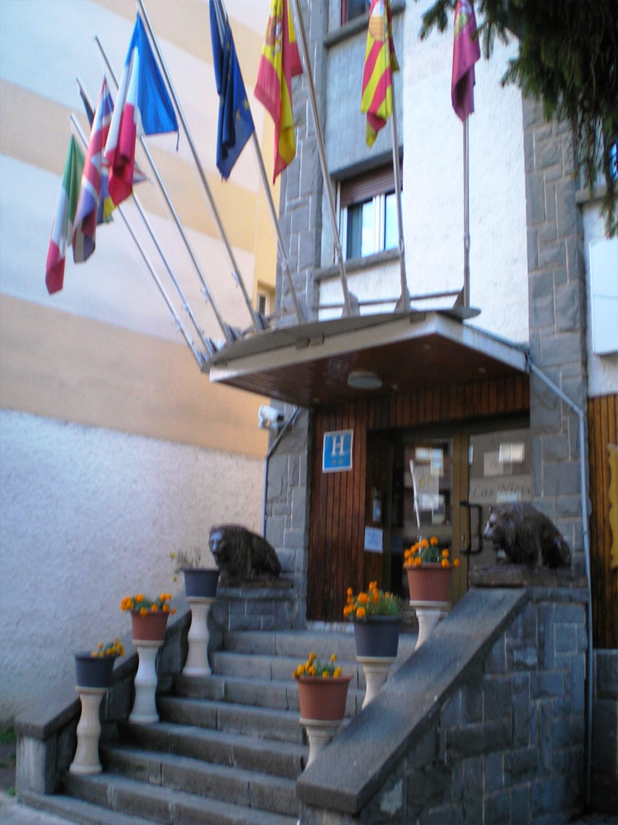 Auto Check In Hotel Las Nieves Jaca Buitenkant foto